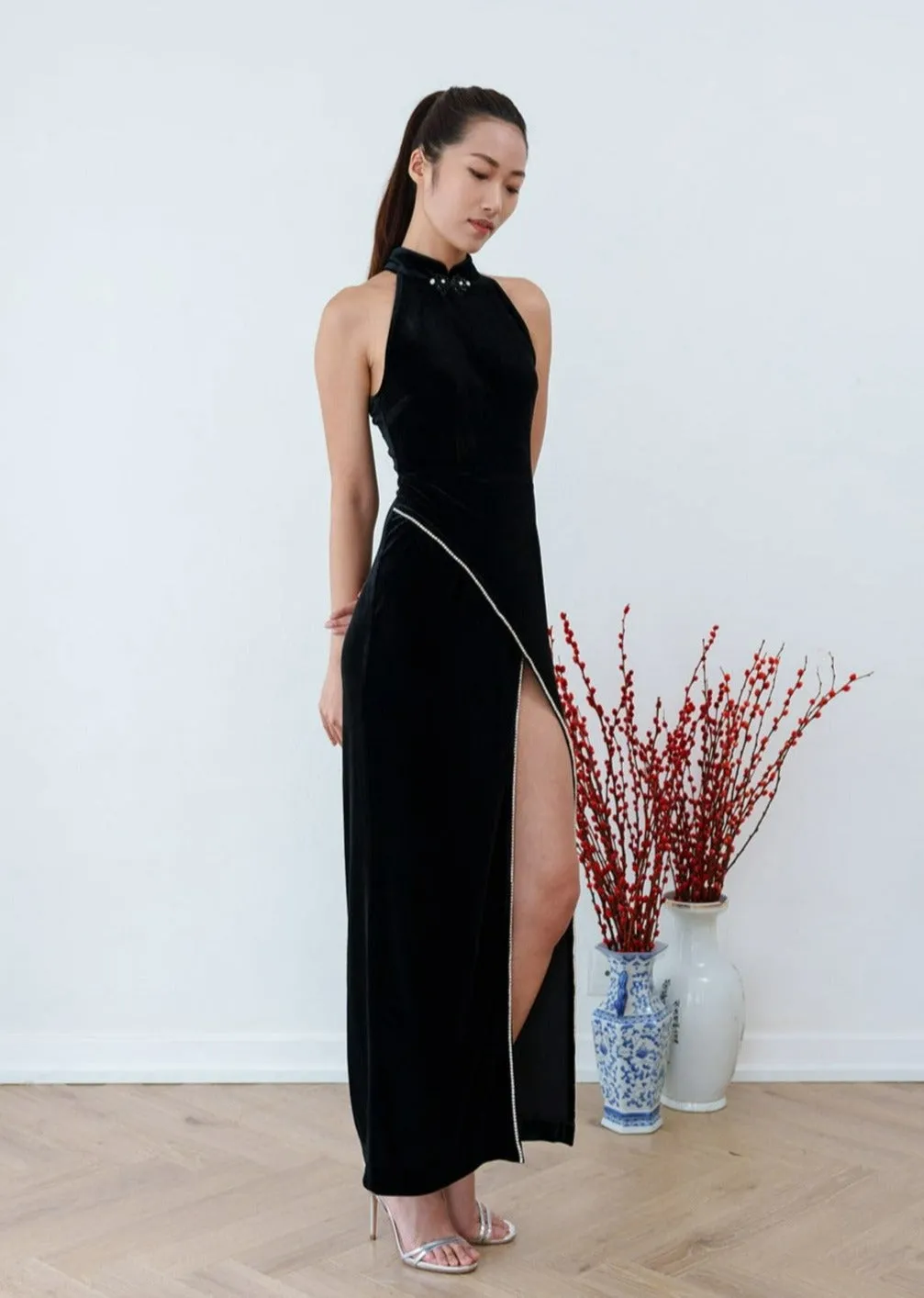 Black Swan Halter High Slit Qipao (Black)